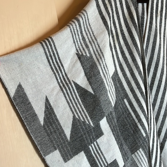 Modena Geometric Poncho with Fringe OS preowned black & white classic - Picture 3 of 8